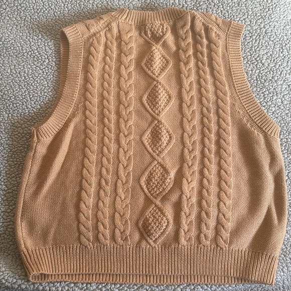Cable knit sweater vest

Item style: CC115

Size: L

Color: HTHR ACORN BR6564 - Picture 2 of 3